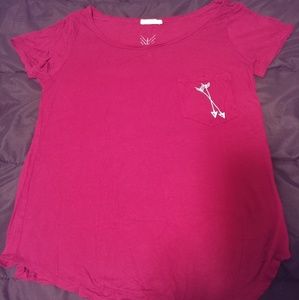 Burgundy t-shirt with arrows